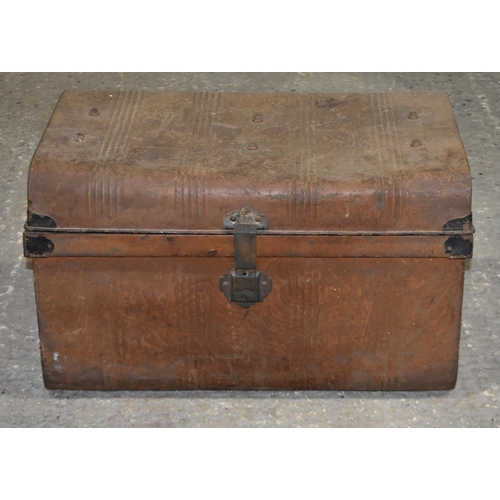 3416 - A vintage metal trunk 39 x 65 x 41cm