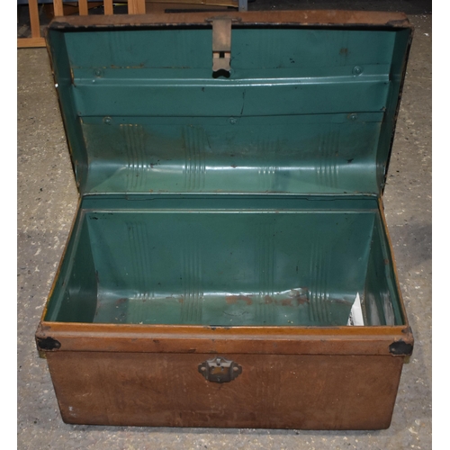 3416 - A vintage metal trunk 39 x 65 x 41cm