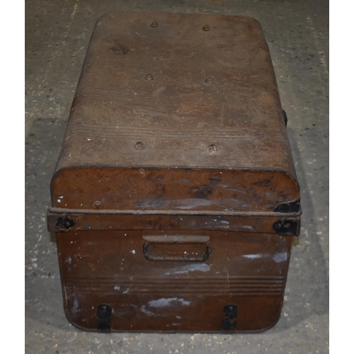 3416 - A vintage metal trunk 39 x 65 x 41cm