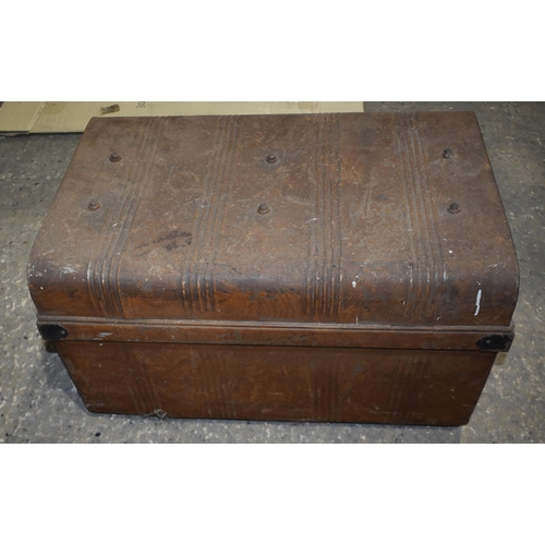 3416 - A vintage metal trunk 39 x 65 x 41cm