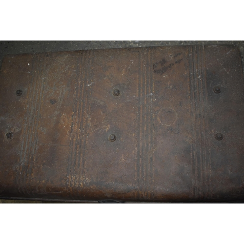 3416 - A vintage metal trunk 39 x 65 x 41cm