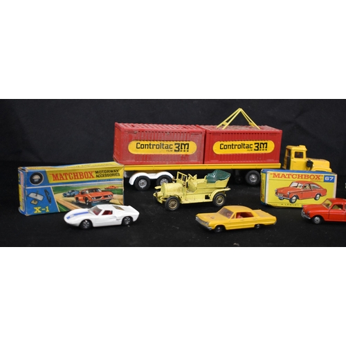 3181 - A collection of model cars and lorries  some boxed, Matchbox, Corgi etc  30cm (8)