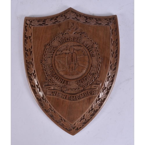 102 - AN UNUSUAL MILITARY INTEREST TREEN WWII ESCAPE LINES MEMORIAL PLAQUE. 28 cm x 18 cm.