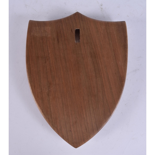 102 - AN UNUSUAL MILITARY INTEREST TREEN WWII ESCAPE LINES MEMORIAL PLAQUE. 28 cm x 18 cm.