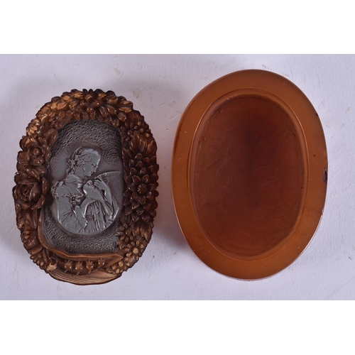 140 - AN UNUSUAL ANTIQUE FRENCH PRESSED HORN SNUFF BOX. 7 cm x 5.5 cm.