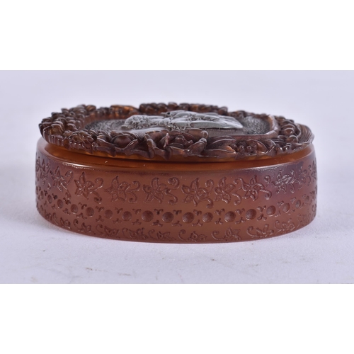 140 - AN UNUSUAL ANTIQUE FRENCH PRESSED HORN SNUFF BOX. 7 cm x 5.5 cm.
