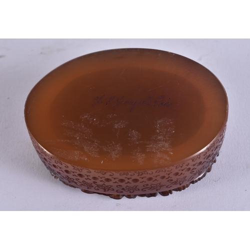 140 - AN UNUSUAL ANTIQUE FRENCH PRESSED HORN SNUFF BOX. 7 cm x 5.5 cm.