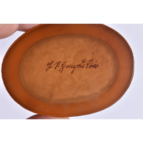 140 - AN UNUSUAL ANTIQUE FRENCH PRESSED HORN SNUFF BOX. 7 cm x 5.5 cm.