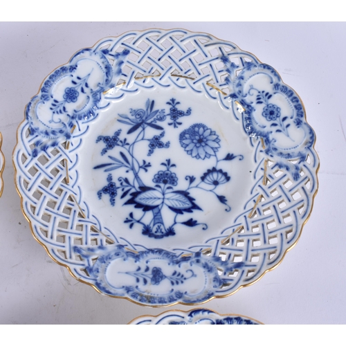 173 - A SET OF FOUR MEISSEN BLUE AND WHITE PORCELAIN RETICULATED PLATES. 21 cm wide. (4)