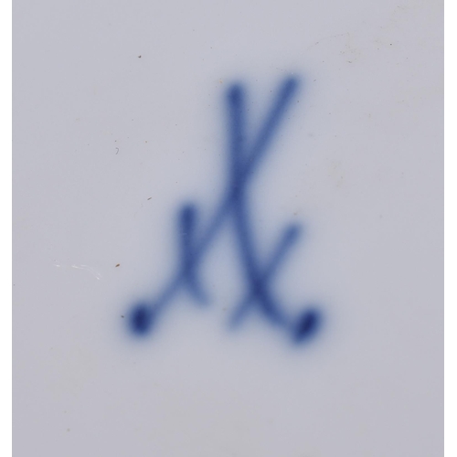 173 - A SET OF FOUR MEISSEN BLUE AND WHITE PORCELAIN RETICULATED PLATES. 21 cm wide. (4)