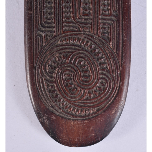 61 - A MAORI TRIBAL CARVED WOOD PATU CLUB. 38 cm long.