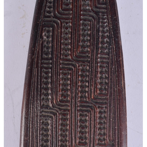 61 - A MAORI TRIBAL CARVED WOOD PATU CLUB. 38 cm long.
