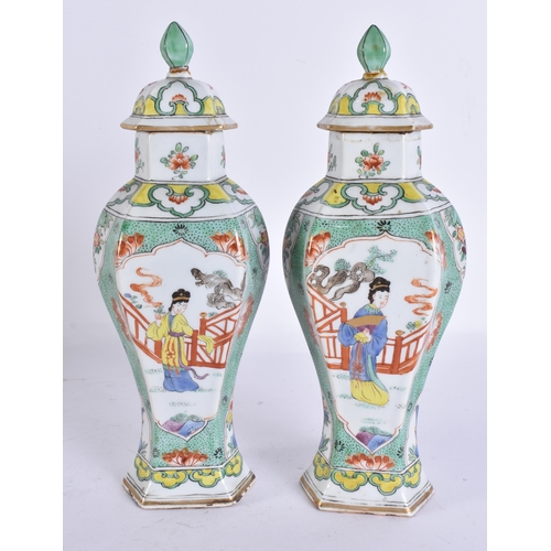 2819 - AN UNUSUAL PAIR OF ANTIQUE DELFT FAMILLE VERTE VASES AND COVERS. 27 cm high.