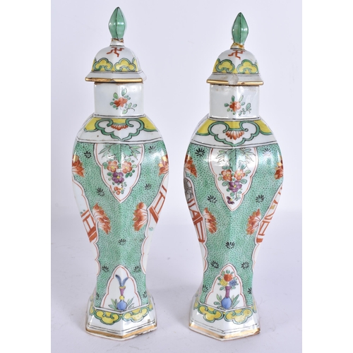 2819 - AN UNUSUAL PAIR OF ANTIQUE DELFT FAMILLE VERTE VASES AND COVERS. 27 cm high.