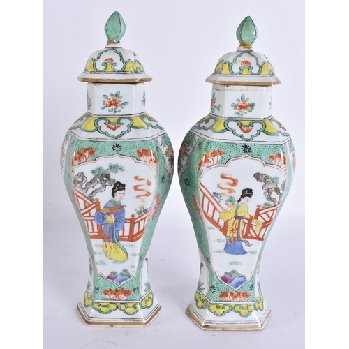 2819 - AN UNUSUAL PAIR OF ANTIQUE DELFT FAMILLE VERTE VASES AND COVERS. 27 cm high.