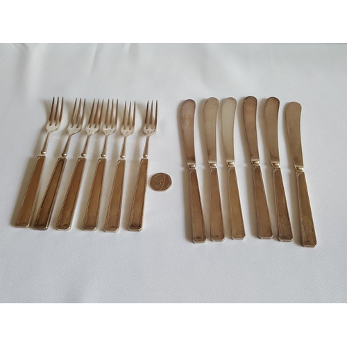 324 - 12 Elkington silver plated knives & forks