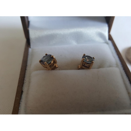 189 - 9ct gold stone set studs