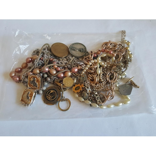 394 - quantity of costume jewellery