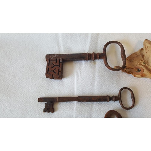 247 - 5 vintage cast metal keys largest 12cm