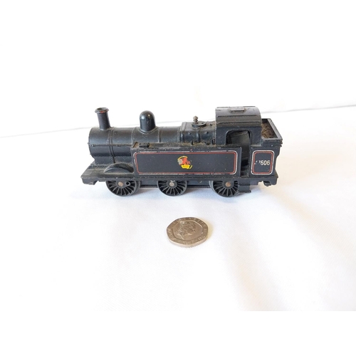 156 - HO gauge model locomotive Triang R52