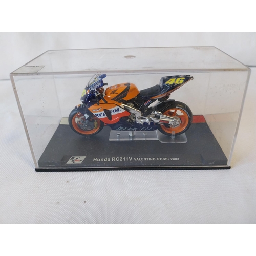 68 - diecast motorbike Honda RC211V Valentino Rossi 2003