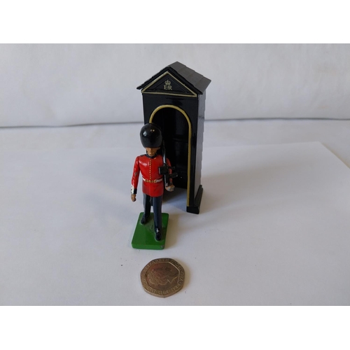 128 - Britains guard & guard box