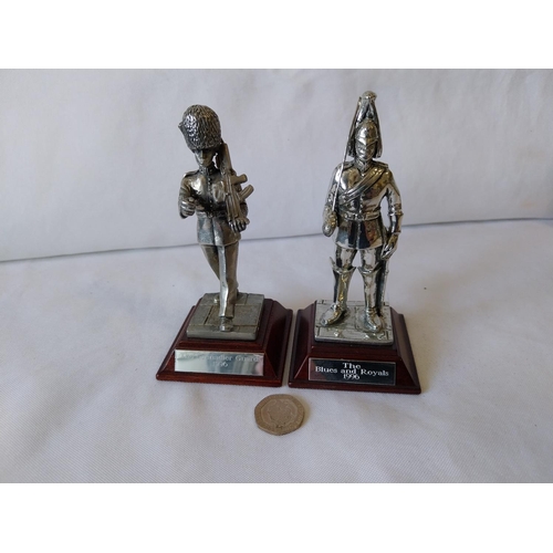 286 - 2 English Miniatures pewter soldiers Grenadier & Blues & Royals