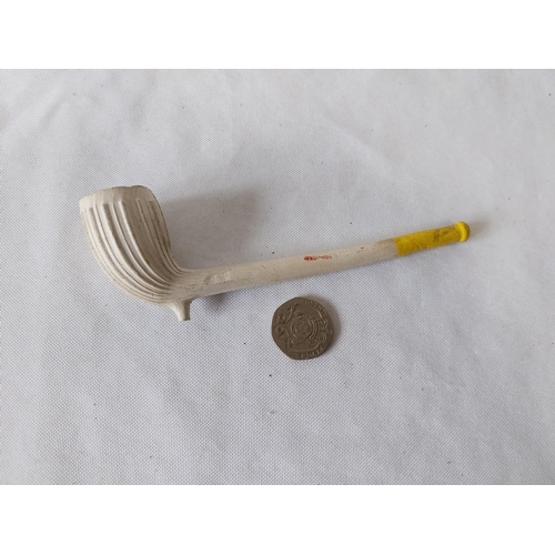 65 - vintage clay pipe