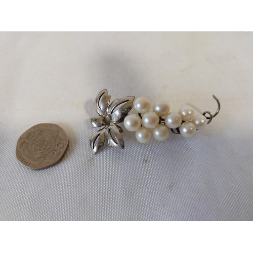 100 - vintage silver brooch