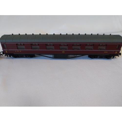 112 - 2 oo gauge coach & wagon 1 marked Mainline