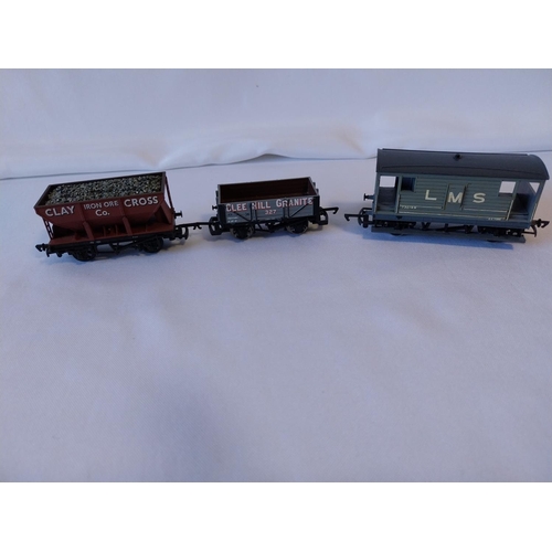 115 - 3 oo gauge wagons