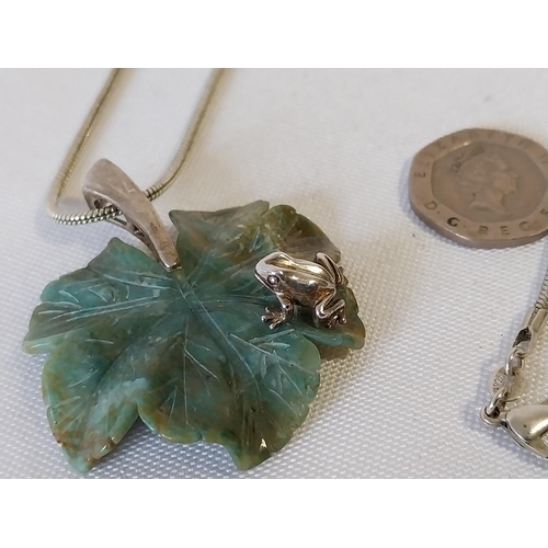 244 - 925 Silver & green stone pendent with frog