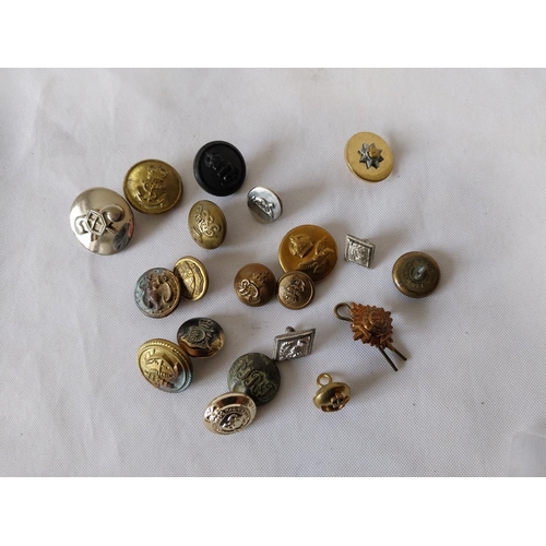 284 - 20 British military buttons