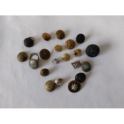 285 - 20 British military buttons