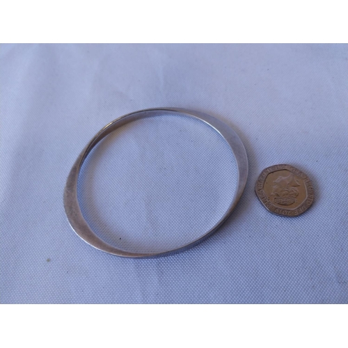 389 - 925 Silver bangle