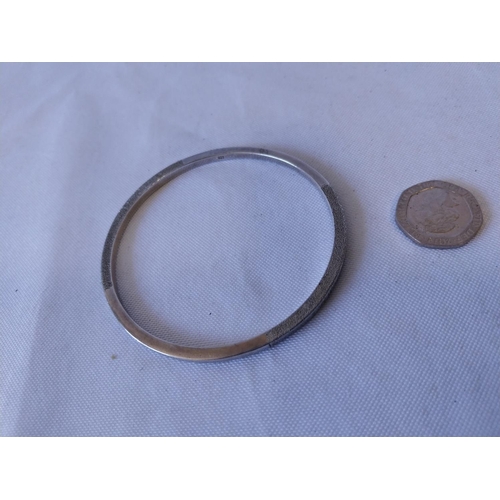 390 - 925 Silver bangle