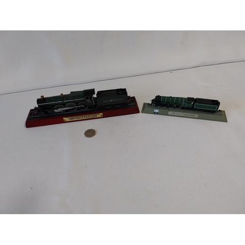 166 - Atlas Editions static model train OO gauge GWR Castle 4-6-0 Class & a N Gauge model