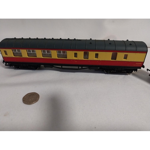 111 - 00 Gauge coach & wagon