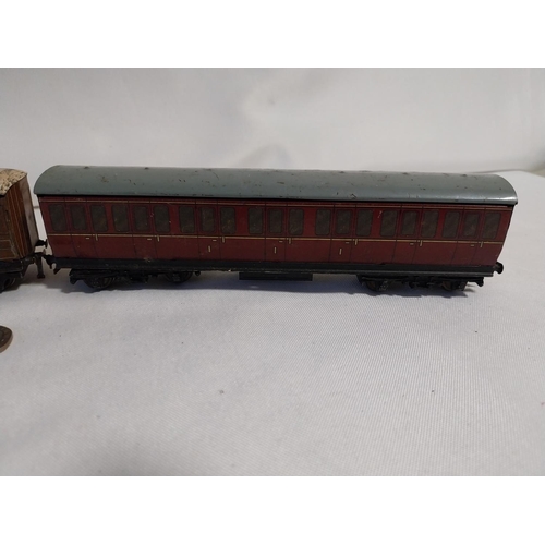 114 - 00 Gauge Hornby tinplate coaches