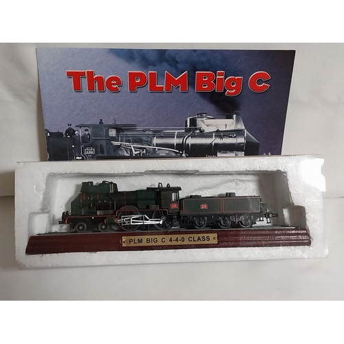 142 - OO Gauge Atlas Editions static locomotive on plinth mint condition with booklet