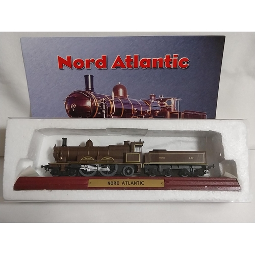 145 - OO Gauge Atlas Editions static locomotive on plinth mint condition with booklet