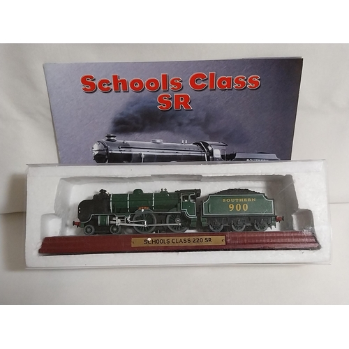 17 - OO Gauge Atlas Editions static locomotive on plinth mint condition with booklet