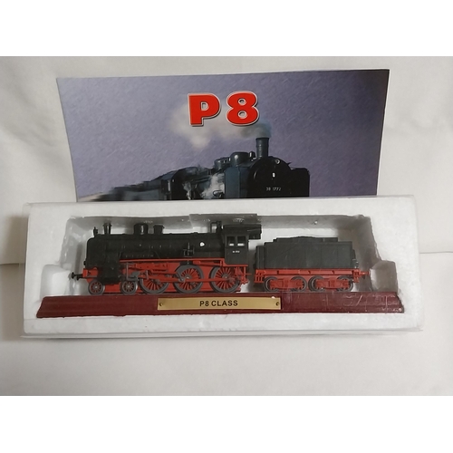 18 - OO Gauge Atlas Editions static locomotive on plinth mint condition with booklet