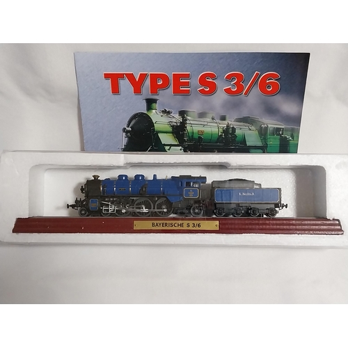 228 - OO Gauge Atlas Editions static locomotive on plinth mint condition with booklet