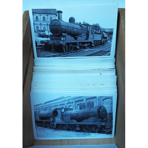 388 - Lancashire & Yorkshire/LMS locomotives. A stunning collection of approx. 850, postcard size black an... 