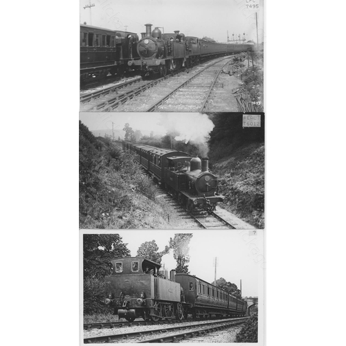 140 - Railway. Ex Southern Railway locomotives on the ISLE OF WIGHT. Approx. 90, black and white postcard ... 