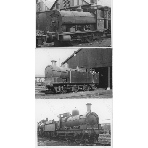 289 - Railway. Ex GWR locomotives. Approx. 480 black and white postcard size prints, from a variety of sou... 