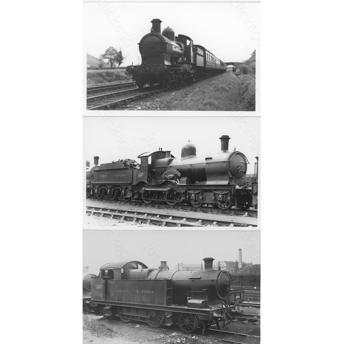 289 - Railway. Ex GWR locomotives. Approx. 480 black and white postcard size prints, from a variety of sou... 