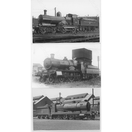 289 - Railway. Ex GWR locomotives. Approx. 480 black and white postcard size prints, from a variety of sou... 