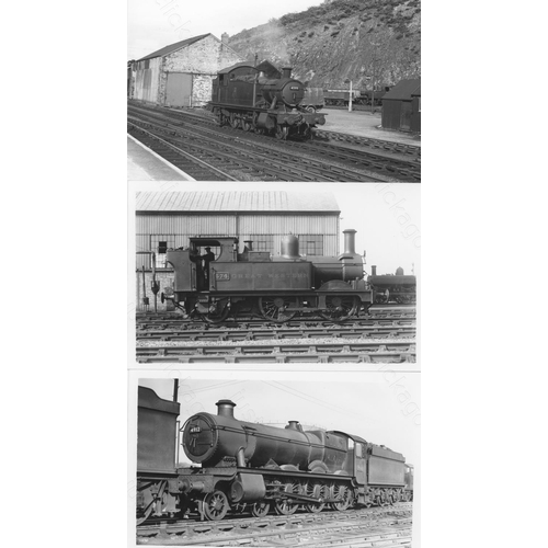 536 - Railway. G.W.R. Steam. A good collection of approx. 220, black and white, postcard size prints. The ... 